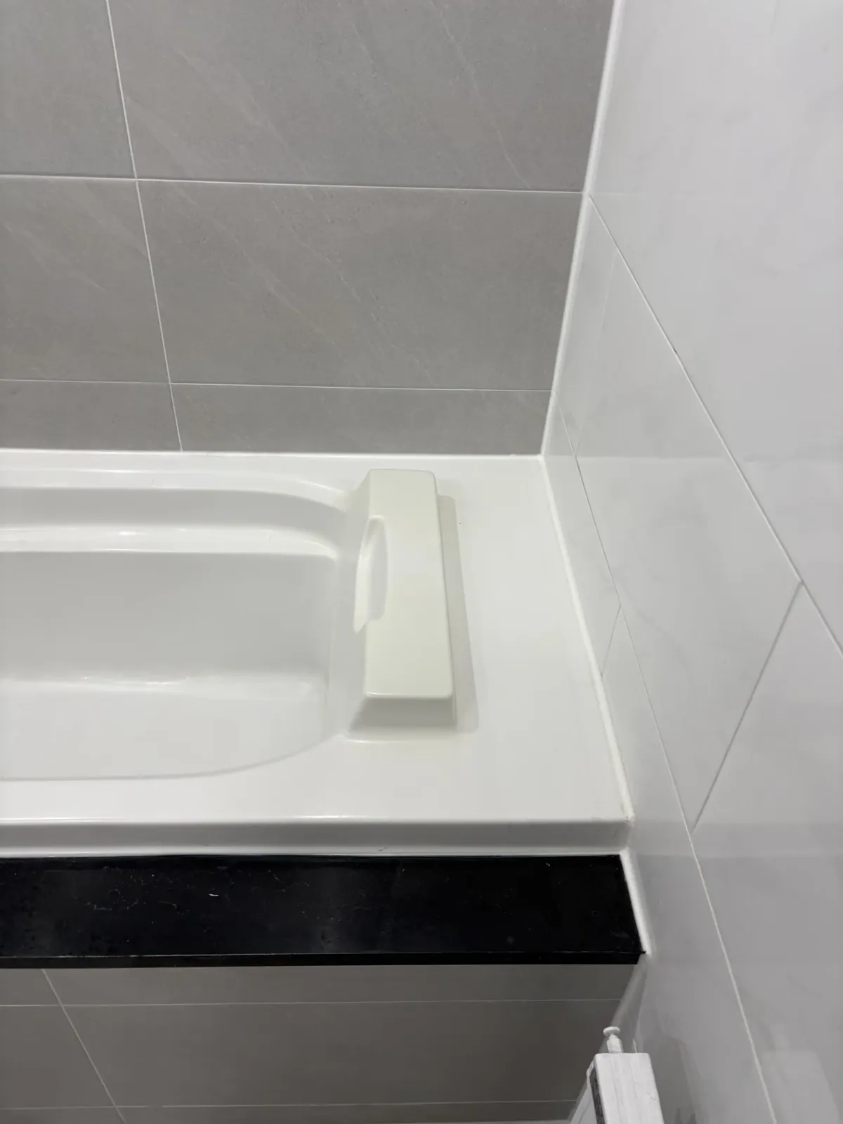 세면대와 주변 마감이 시공된 현장사진