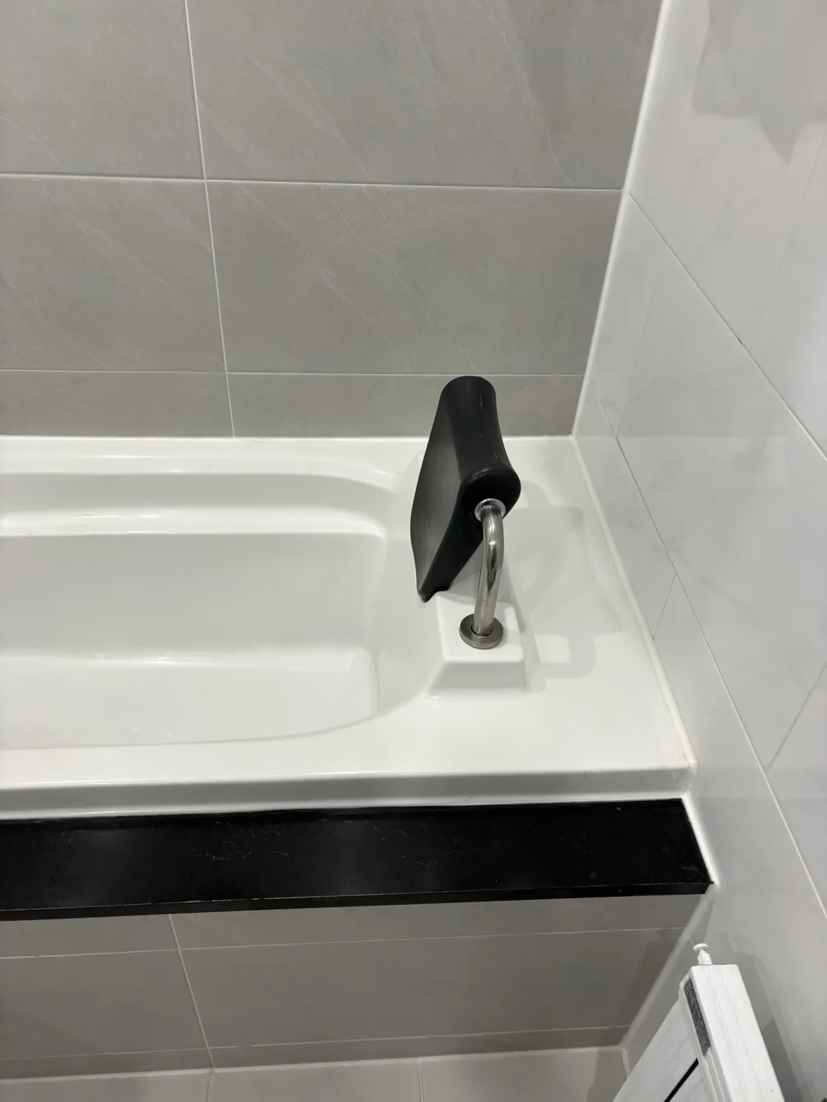 욕조 수전과 안전 손잡이가 설치된 현장사진