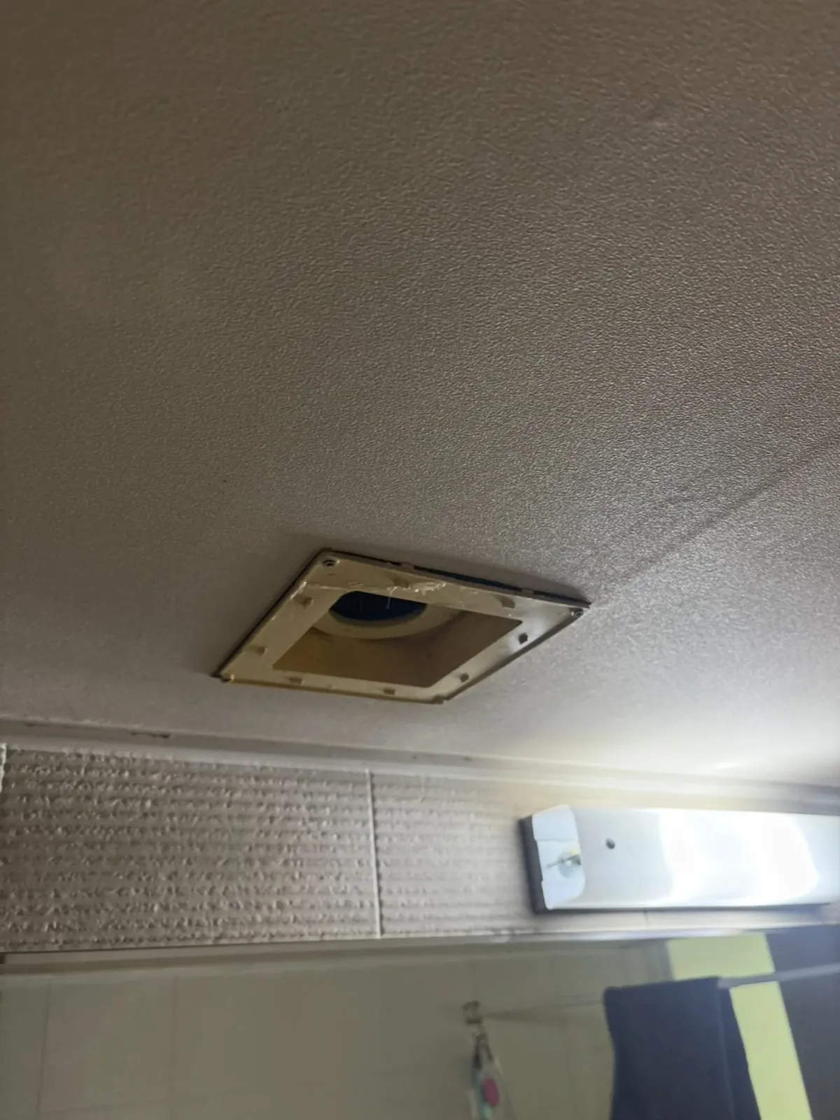천장 환풍기가 분리되어 배선이 노출된 작업 전 사진